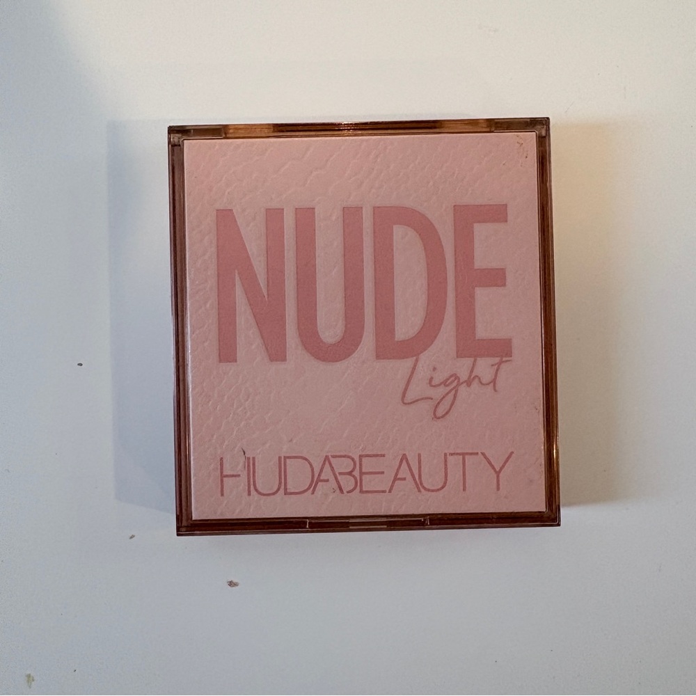 HUDA BEAUTY Light Nude Obsessions Palette